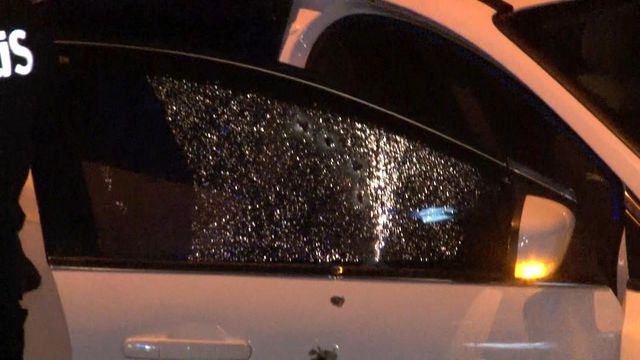 Trafik ışıklarında silahlı saldırıya uğradılar, yaralı halde 2 kilometre kaçtılar