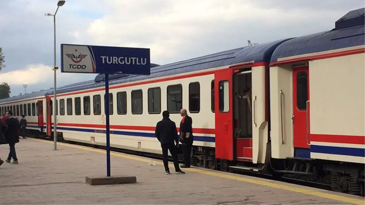 Raylarda yürüyen adam, arkasından gelen trenin altında can verdi