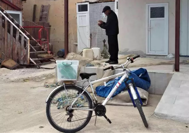 Yazı tahtası sesi oldu... Gırtlak kanseri nedeniyle sesini kaybeden adam yazı tahtasıyla iletişim kuruyor