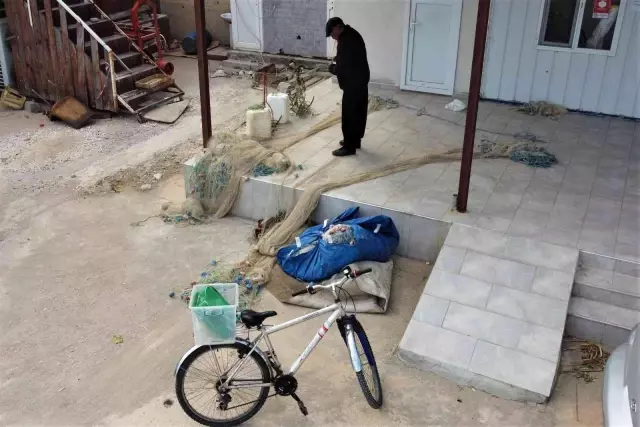 Yazı tahtası sesi oldu... Gırtlak kanseri nedeniyle sesini kaybeden adam yazı tahtasıyla iletişim kuruyor