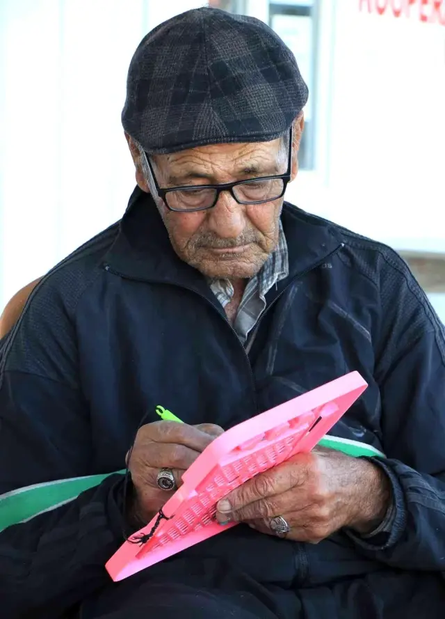 Yazı tahtası sesi oldu... Gırtlak kanseri nedeniyle sesini kaybeden adam yazı tahtasıyla iletişim kuruyor
