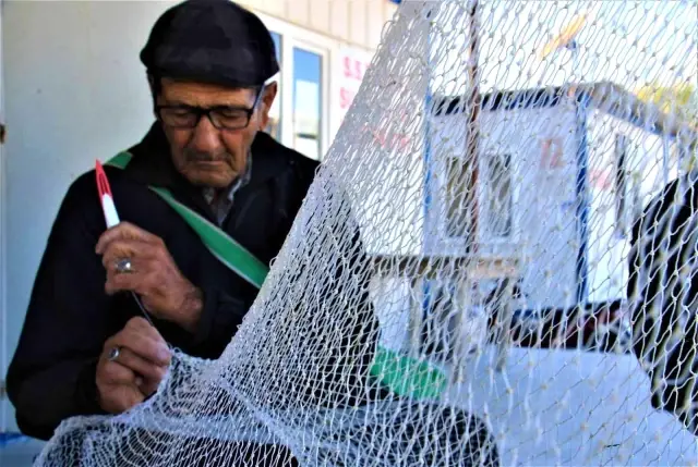 Yazı tahtası sesi oldu... Gırtlak kanseri nedeniyle sesini kaybeden adam yazı tahtasıyla iletişim kuruyor