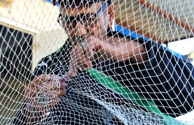 Yazı tahtası sesi oldu... Gırtlak kanseri nedeniyle sesini kaybeden adam yazı tahtasıyla iletişim kuruyor