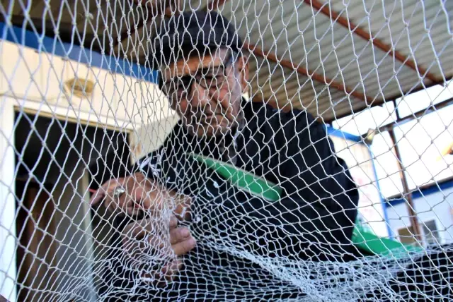Yazı tahtası sesi oldu... Gırtlak kanseri nedeniyle sesini kaybeden adam yazı tahtasıyla iletişim kuruyor