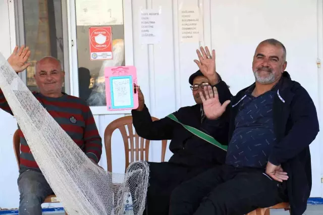 Yazı tahtası sesi oldu... Gırtlak kanseri nedeniyle sesini kaybeden adam yazı tahtasıyla iletişim kuruyor
