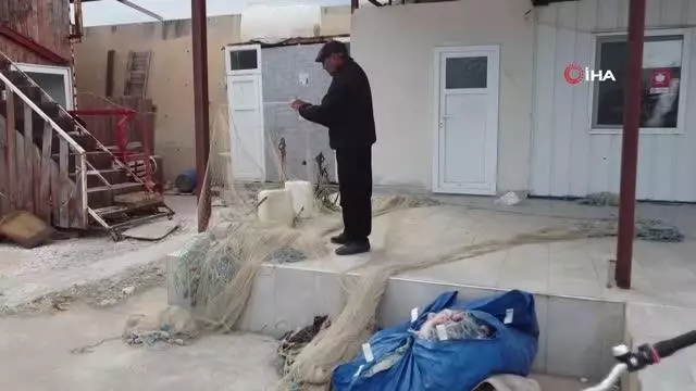 Yazı tahtası sesi oldu... Gırtlak kanseri nedeniyle sesini kaybeden adam yazı tahtasıyla iletişim kuruyor