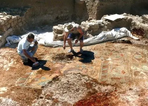 Köylü, evinin bahçesinde tesadüfen paha biçilemez eser buldu, yardımına İlber Ortaylı koştu
