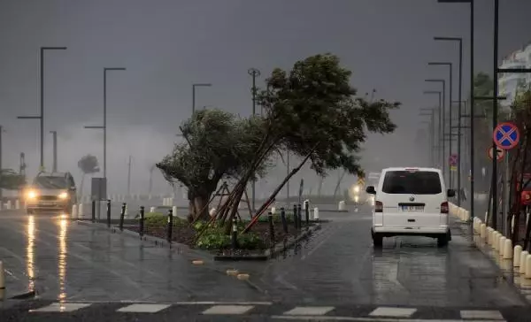 Antalya'da şiddetli fırtına! Dev dalgalar oluştu, uçak seferleri durdu Antalya'da şiddetli fırtına! Dev dalgalar oluştu, uçak seferleri durdu