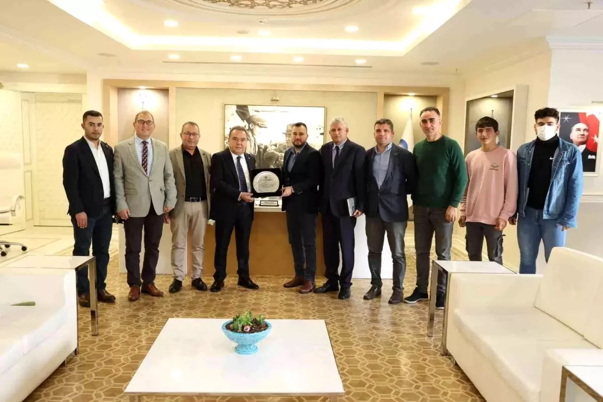 Başkan Böcek'ten Şampiyon raftingcilere destek