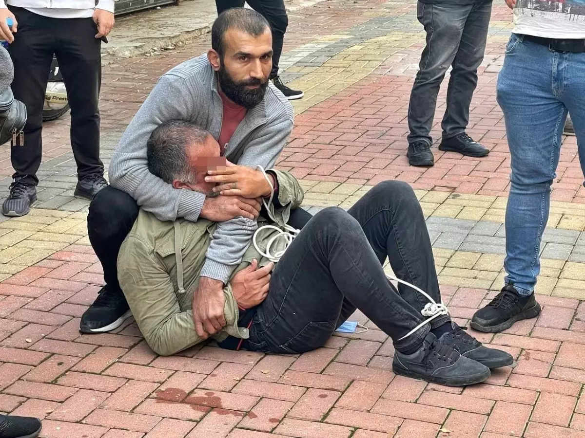 Günlerdir peşindeydiler! Esnaf, yakaladığı dolandırıcıyı elektrik kablosuyla bağladı