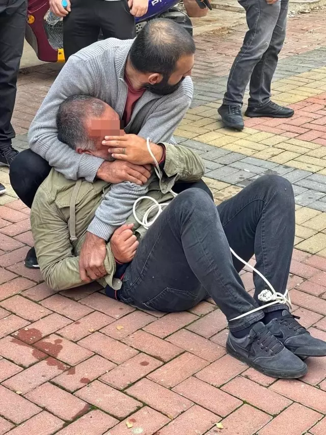 Günlerdir peşindeydiler! Esnaf, yakaladığı dolandırıcıyı elektrik kablosuyla bağladı