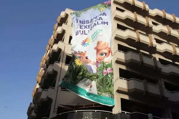 İSKENDERUN'DA KUVVETLİ RÜZGAR; AĞAÇLAR DEVRİLDİ