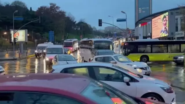 İstanbul'da trafik yoğunluğu yaşanıyor