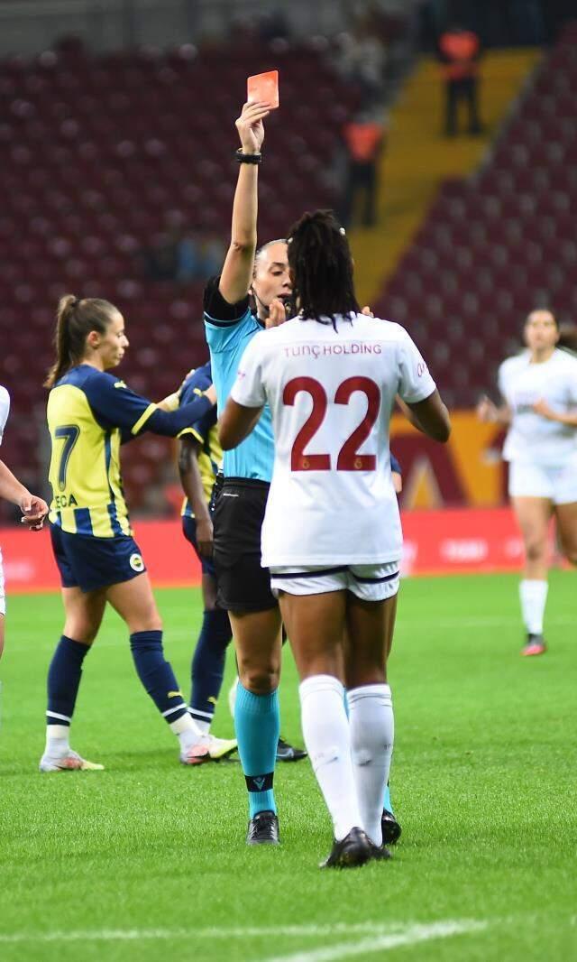 Kadın futbolundaki tarihi derbiye verdiği karar damga vurdu! Maçın hakemine tepki yağıyor