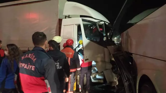 Otobüsle çarpışan tırın şoförü sıkıştığı yerden yaralı kurtarıldı