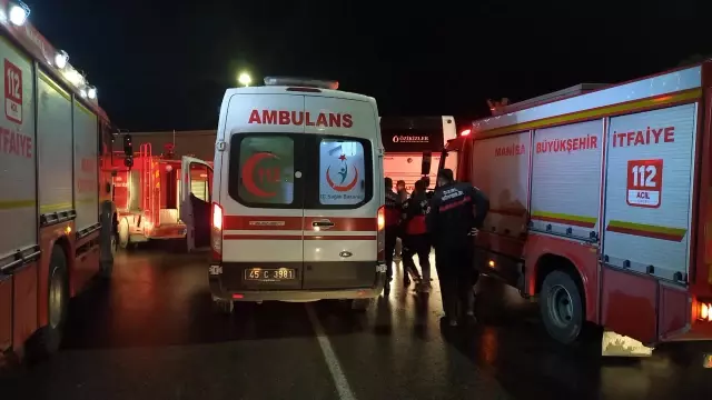 Otobüsle çarpışan tırın şoförü sıkıştığı yerden yaralı kurtarıldı
