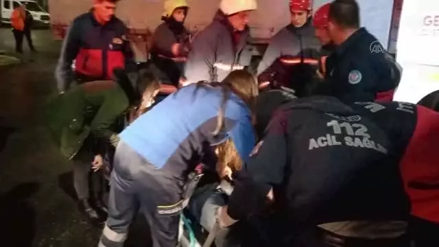 Otobüsle çarpışan tırın şoförü sıkıştığı yerden yaralı kurtarıldı