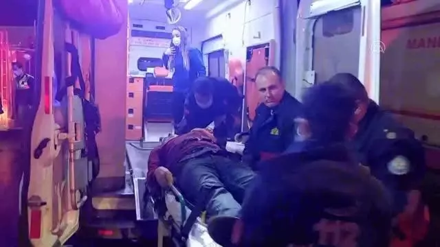 Otobüsle çarpışan tırın şoförü sıkıştığı yerden yaralı kurtarıldı