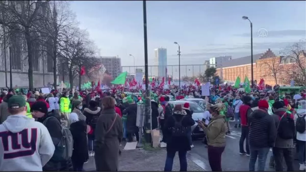 Sağlık çalışanları zorunlu aşı uygulamasını protesto etti