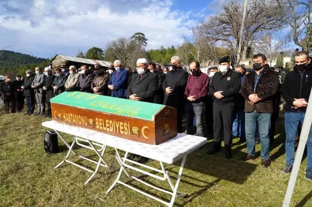 Herkesin göç ettiği köyde tek başına yaşayan baba, şehit oğlunun yanına gömüldü