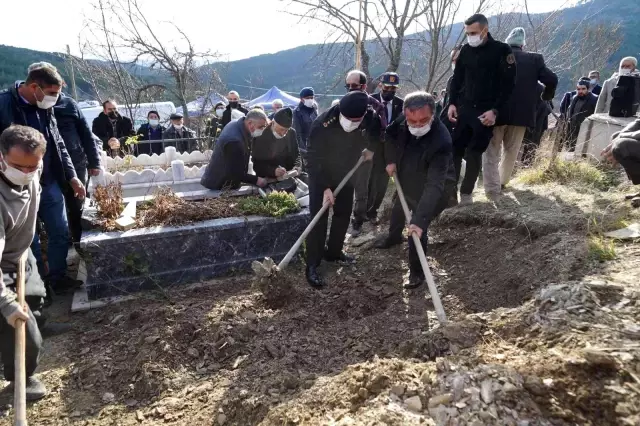 Herkesin göç ettiği köyde tek başına yaşayan baba, şehit oğlunun yanına gömüldü