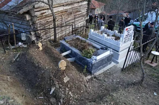 Herkesin göç ettiği köyde tek başına yaşayan baba, şehit oğlunun yanına gömüldü