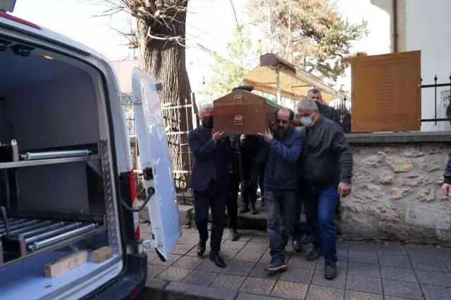 Herkesin göç ettiği köyde tek başına yaşayan baba, şehit oğlunun yanına gömüldü