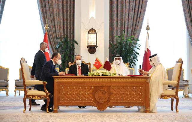 Son dakika: Cumhurbaşkanı Erdoğan Katar'da! 15 anlaşma imzalandı