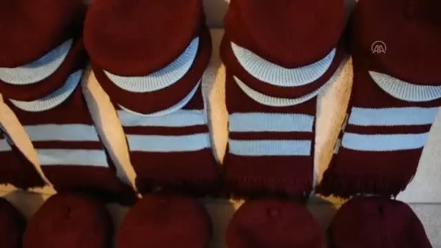 Trabzonspor'un renklerini taşıyan kasket ve kaşkoller öğrencilere burs olacak