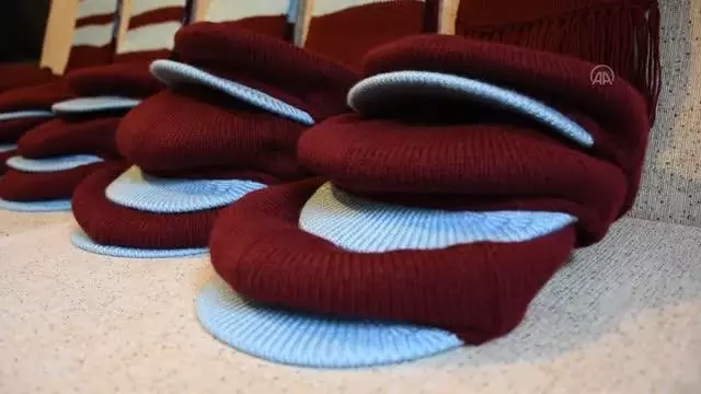 Trabzonspor'un renklerini taşıyan kasket ve kaşkoller öğrencilere burs olacak