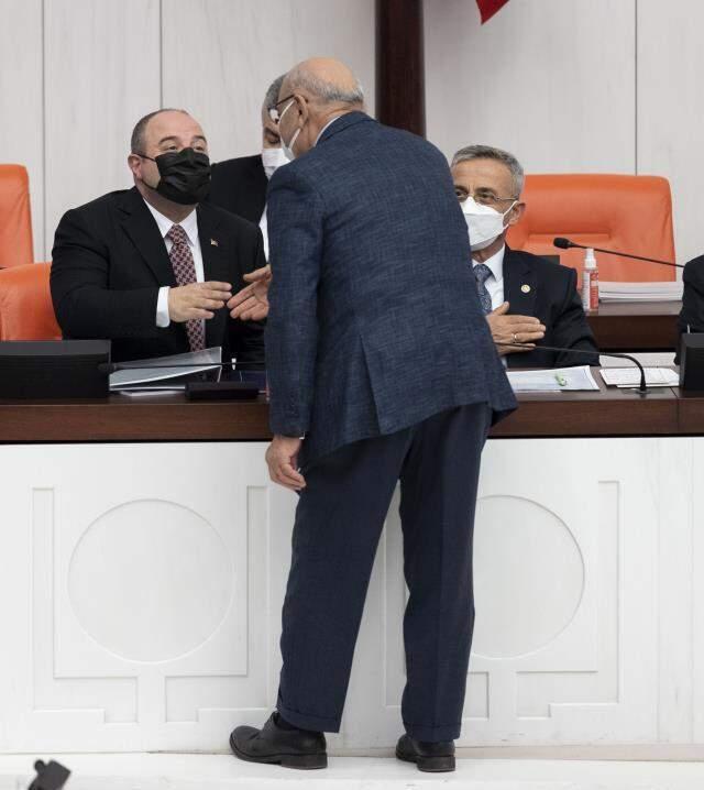 Bakan Varank, 3'üncü kez baba olduğu haberini TBMM bütçe görüşmesinde aldı