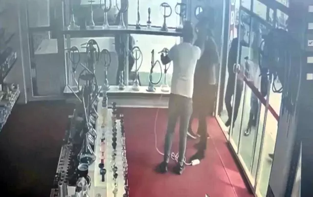 Esnafın yakalayıp elektrik kablosuyla bağladığı şüpheli suç makinesi çıktı Esnafın yakalayıp elektrik kablosuyla bağladığı şüpheli suç makinesi çıktı