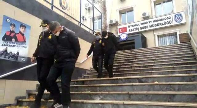 Film gibi soygun kamerada! Çatıdan kuyumcuya girip 1 milyon liralık vurgun yaptılar Film gibi soygun kamerada! Çatıdan kuyumcuya girip 1 milyon liralık vurgun yaptılar