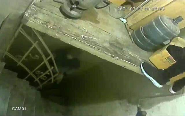 Film gibi soygun kamerada! Çatıdan kuyumcuya girip 1 milyon liralık vurgun yaptılar Film gibi soygun kamerada! Çatıdan kuyumcuya girip 1 milyon liralık vurgun yaptılar