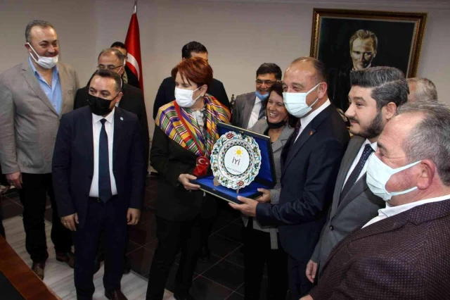 İYİ Parti Genel Başkanı Akşener Manisa'da esnaf ziyareti yaptı