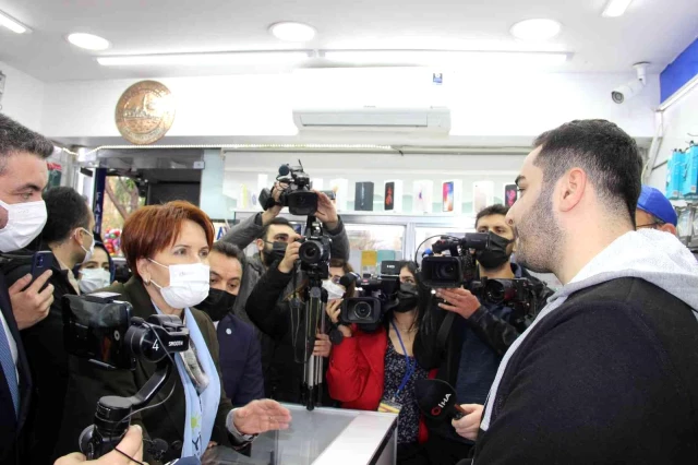 İYİ Parti Genel Başkanı Akşener Manisa'da esnaf ziyareti yaptı