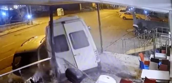 KIRIKKALE - Minibüsün park halindeki araca ve iş yerine çarpması güvenlik kamerasında