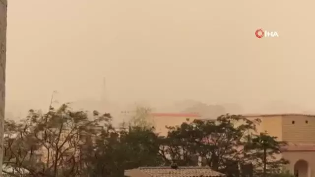 Mısır'ı kum fırtınası vurdu