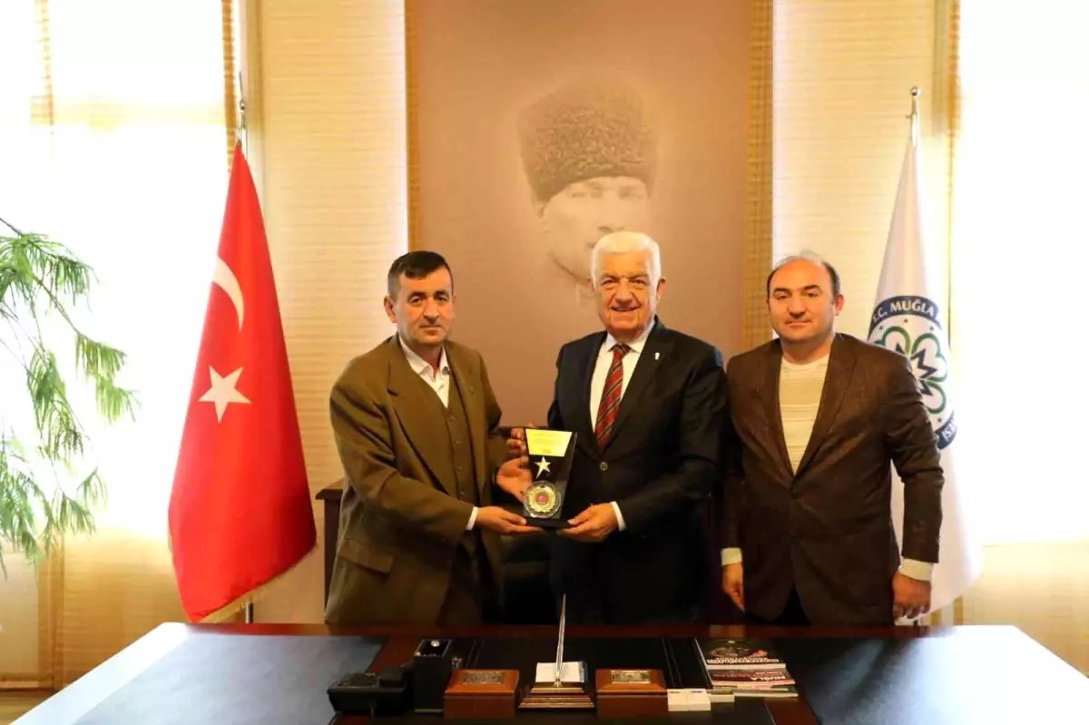 Seydikemer Muhtarlar Dernek Başkanından Gürün'e Teşekkür Plaketi