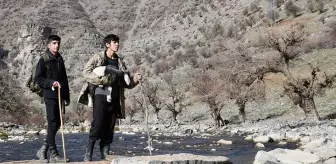 Şırnaklı çobanlar askeri kameraya takıldı, yaptıkları hareket izleyenleri ağlattı Şırnaklı çobanlar askeri kameraya takıldı, yaptıkları hareket izleyenleri ağlattı