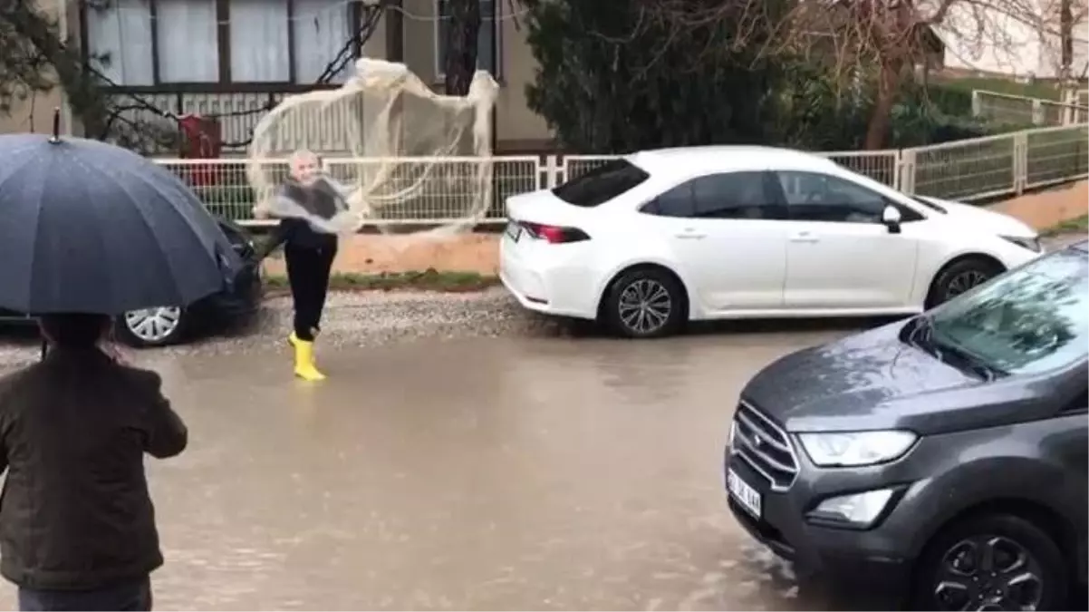 Vatandaştan ilginç tepki! Göle dönen yola ağ atıp balık tutmaya çalıştı