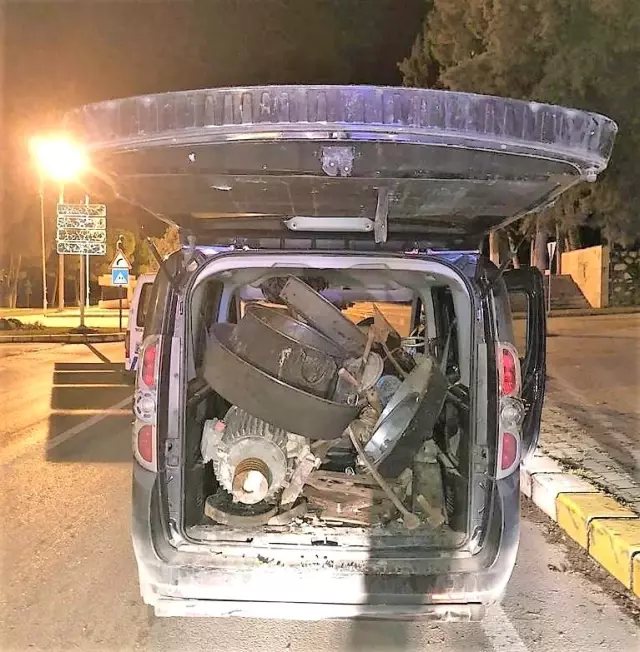 Yatak yorgan attığı minibüsle dolaşıp hırsızlık yapan kişi kıskıvrak yakalandı