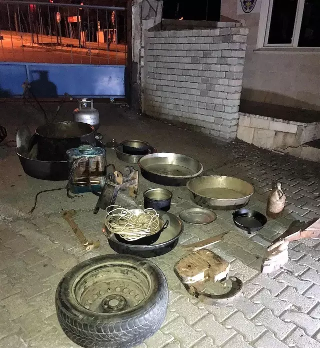 Yatak yorgan attığı minibüsle dolaşıp hırsızlık yapan kişi kıskıvrak yakalandı