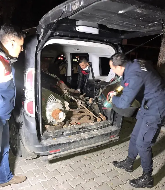 Yatak yorgan attığı minibüsle dolaşıp hırsızlık yapan kişi kıskıvrak yakalandı