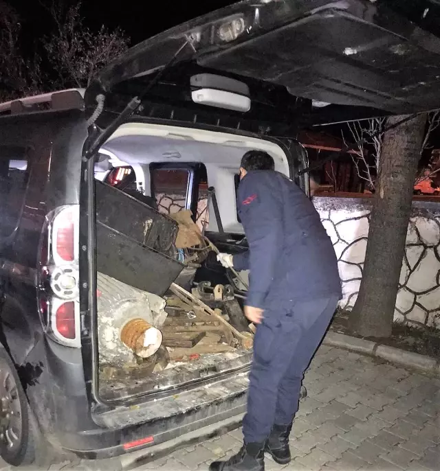 Yatak yorgan attığı minibüsle dolaşıp hırsızlık yapan kişi kıskıvrak yakalandı