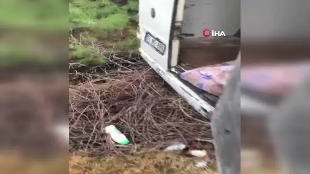 İçerisine yatak yorgan attığı minibüsle dolaşıp hırsızlık yapan şüpheli, çamura saplanınca yakalandı