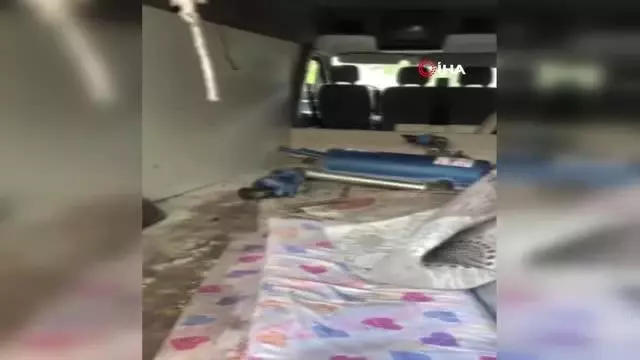 İçerisine yatak yorgan attığı minibüsle dolaşıp hırsızlık yapan şüpheli, çamura saplanınca yakalandı