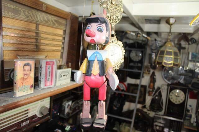 Antikacı tersine çalışan saat yaptı! Hikayesi kendisinden de ilginç Antikacı tersine çalışan saat yaptı! Hikayesi kendisinden de ilginç