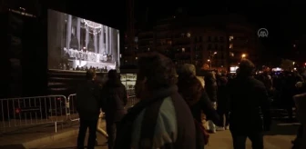 Barselona'daki Kutsal Aile bazilikasının yeni kulesi ışıklandırılarak açıldı
