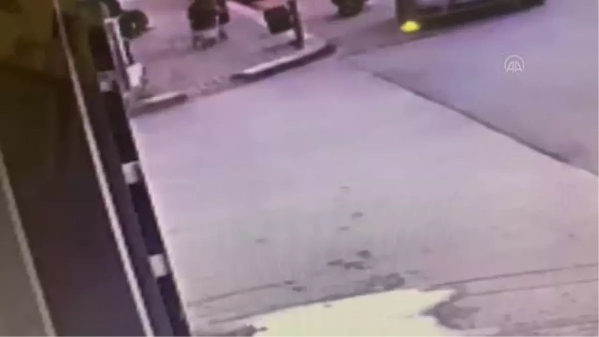 Bebek arabasının üzerine inşaat malzemesi düşmesi güvenlik